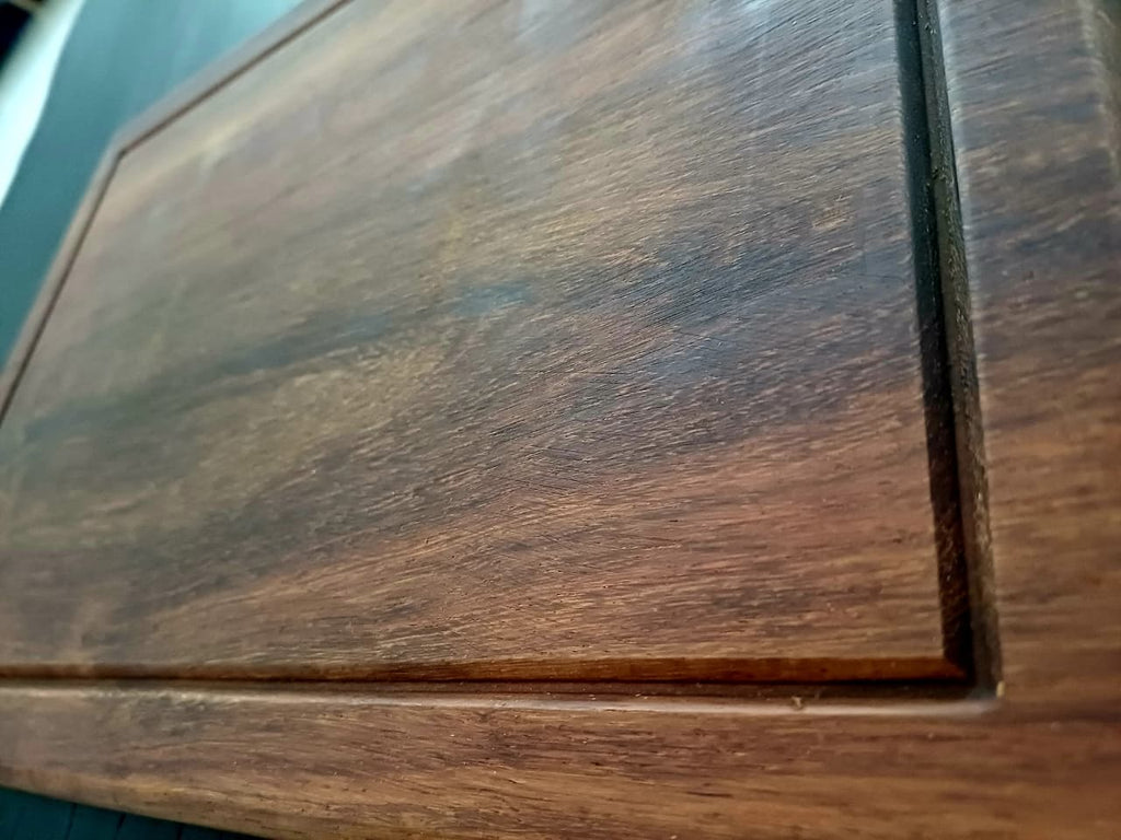 Close-up of the Kiaat board edge and juice groove